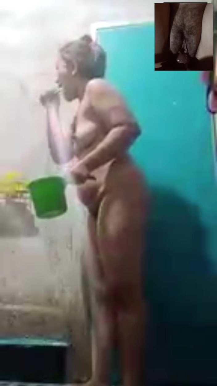 rajahutan44: O frumoasă goală care mă face să fac un duș...