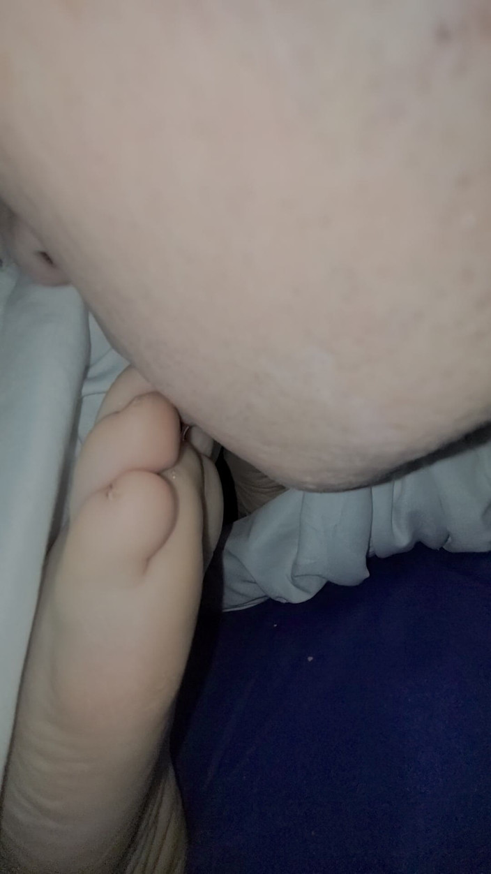 On cloud sixty nine: Menjilat jari kaki isteri di katil