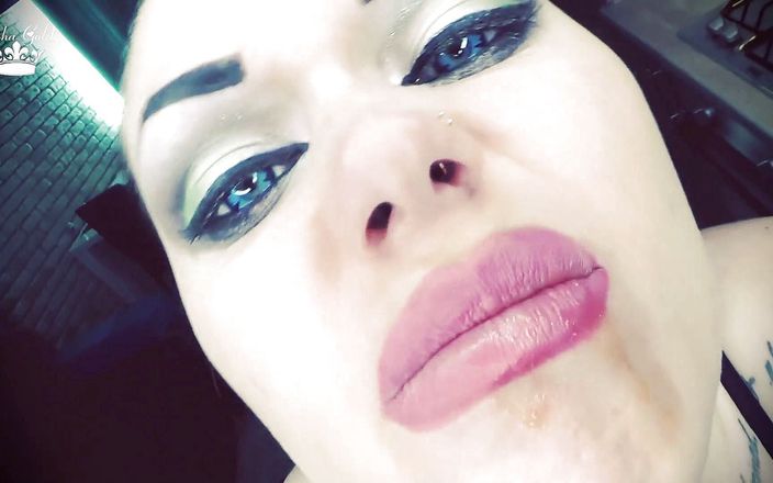 Goddess Misha Goldy: Великанесса поедает 5 рабов целомудрия, которые украли ключи!