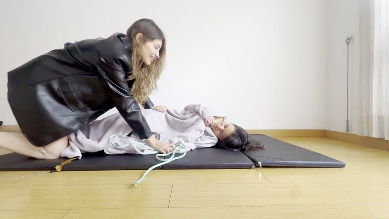 scarlettandc: Bermain dengan tali untuk menguasai kita