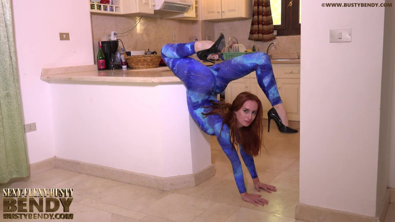 Flexilady: Outdoor Sexy Contortion