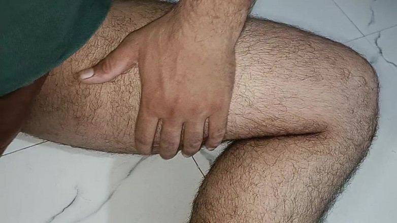 LovedSunsine1990: Bavím se svým penisem při pití čaje.