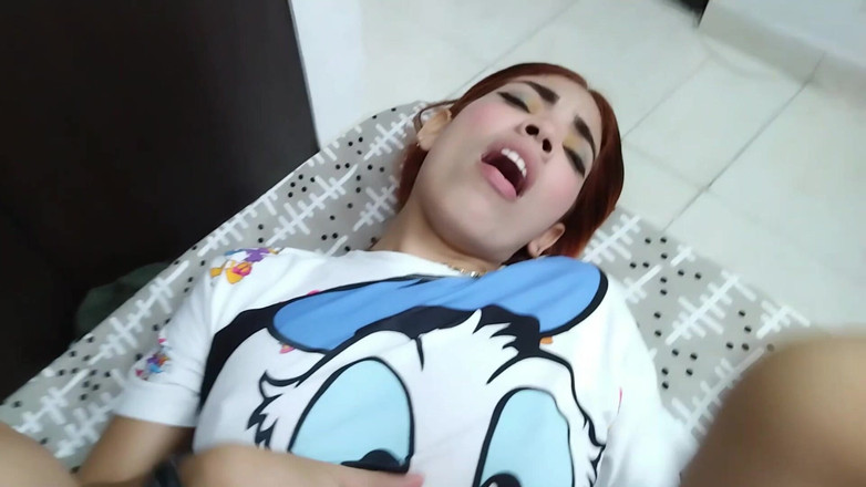 Evanyelyn: Mă ascund în dulapul cumnatului meu ca să-l fut înainte de a...