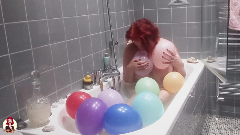 Maggie Moon: 목욕하고 풍선으로 놀기