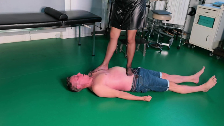 Goddess Lena: Nylon Trampling