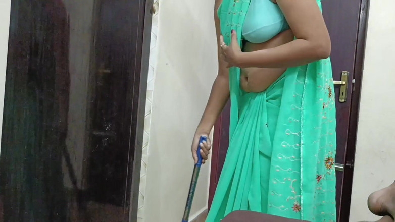Desisexqueen: Tôi đụ người hầu xinh đẹp của tôi khi cô ấy quét một...