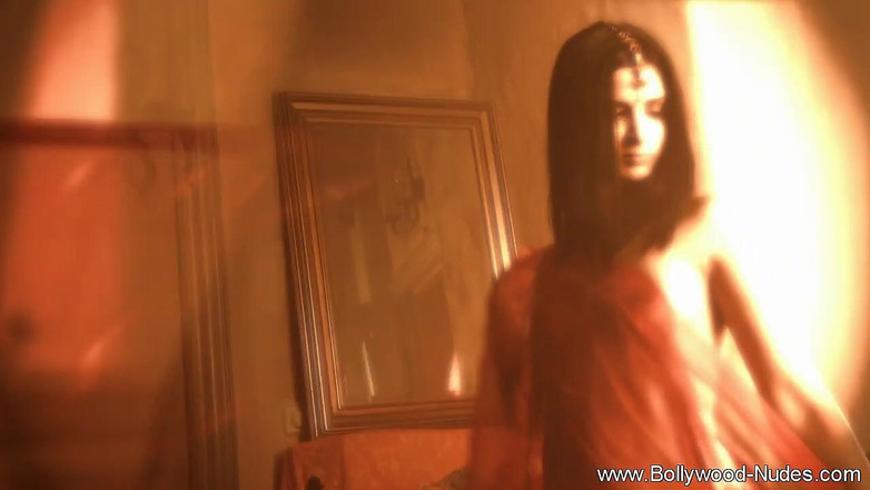 Bollywood Nudes: MILF dari India tahu dia seorang si cantik