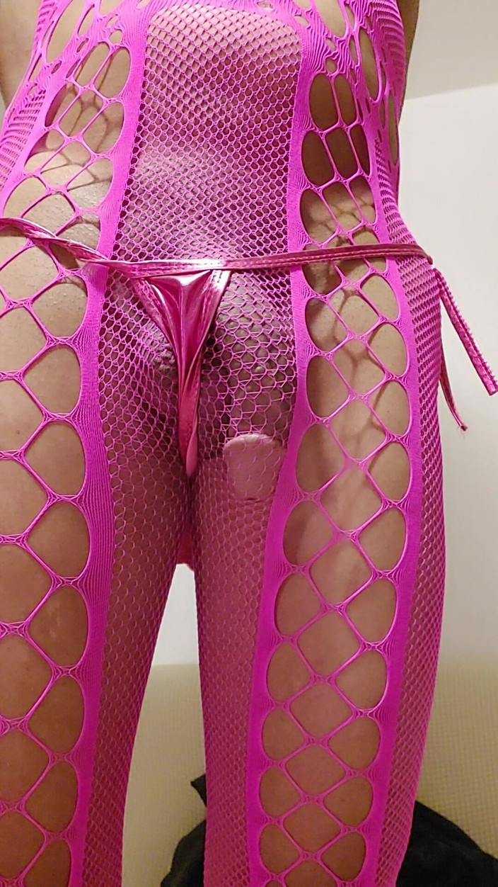 Milah CrossxxX: Milah अपनी गुलाबी फिशनेट पूंछ दिखाती है