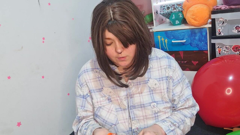 Dramatic Dumpster Fire: 소시지 풍선을 펌핑하는 소녀