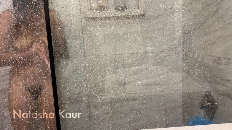 Natasha Kaur: POV: Oglądasz mnie pod prysznicem i sprzątam po seksie pod...