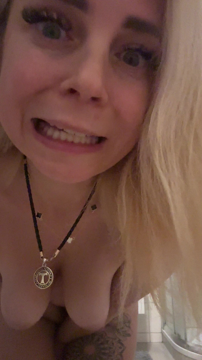 LarisaCum: Подивись, яка брудна сука! Візьми мені волосся і займайся сексом добре і глибоко!