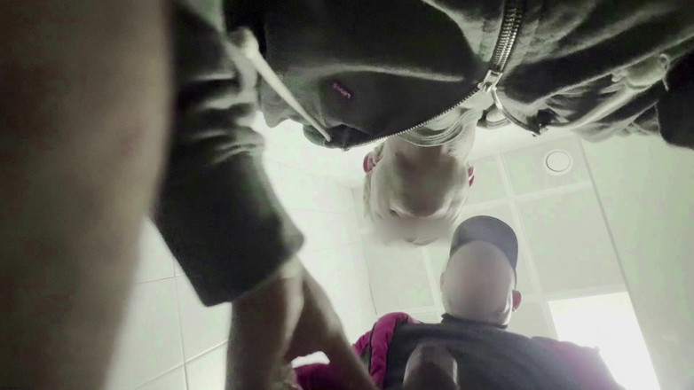 Throateman: Lärarens tjocka sug i en offentlig toalett. Örfilar för en elev