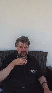 Si rambut coklat hamil bertatu kencing dalam kaca dan lelaki menelannya