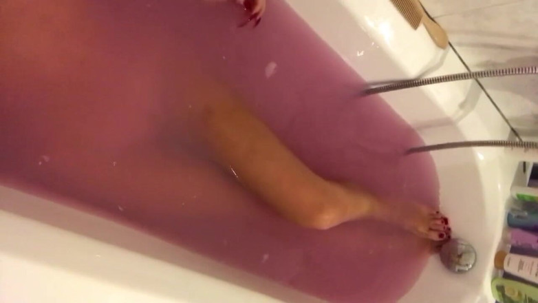 Lady Mesmeratrix Official: Garota safada com peitos grandes fala sujo no banheiro