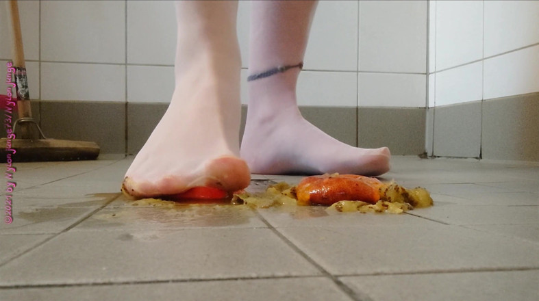Carmen_Nylonjunge: Футплей в колготках з фруктами