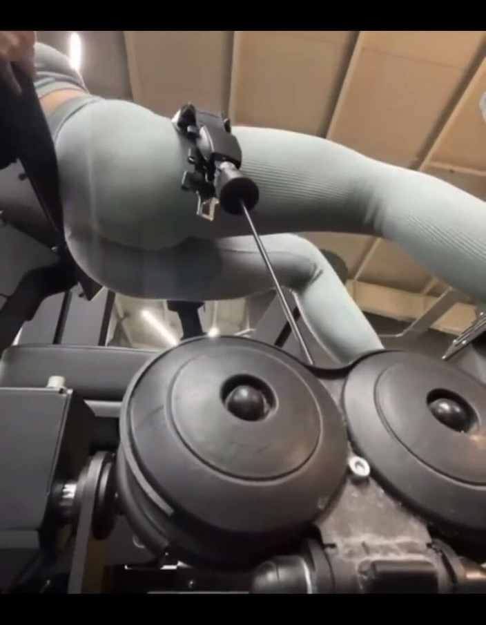 JuiceLussie: ジムでのトレーニング中の狂った水吹き