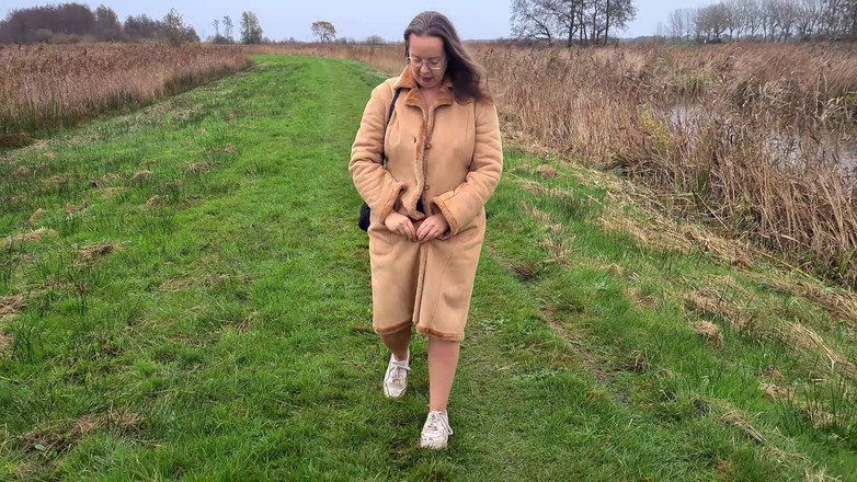 Alison Robell: 下に何も着ずにロングコートを着て歩く!