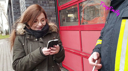 TinyEmily: 너의 튜브를 보여줄거야?? 소방관 따먹기 !!