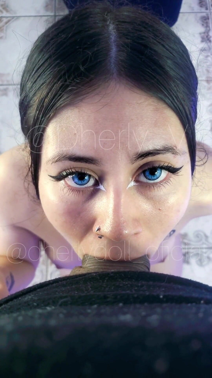 DherlyDoll: Красивая сводная сестра моей подруги делает мне нежный минет в видео от первого лица