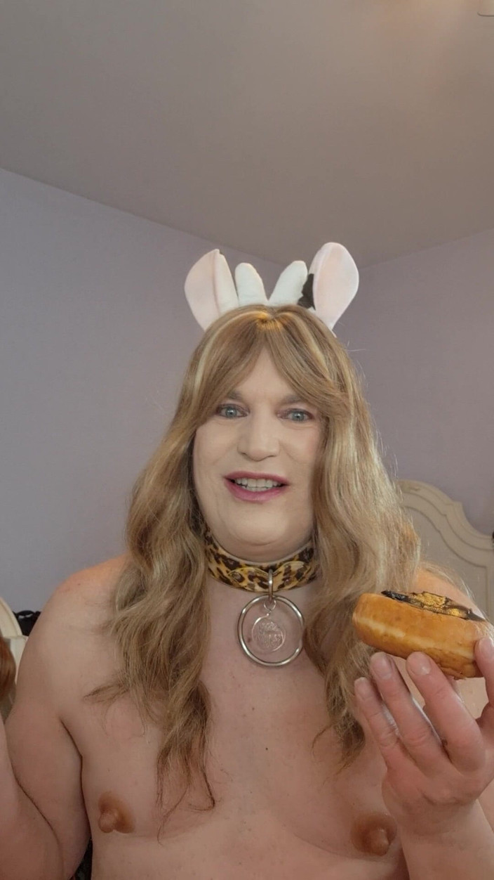 Victoria Lecherri: Hãy để tôi liếm và bú bánh răm sô cô la...