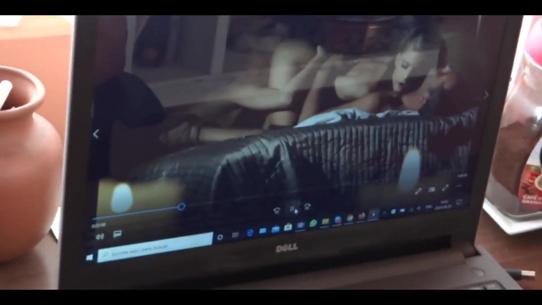 Ardientes69: 58 岁的拉丁继母在操继子之前自慰看色情片