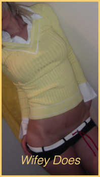 Soția arată uimitor în această cămașă sexy fără sutien