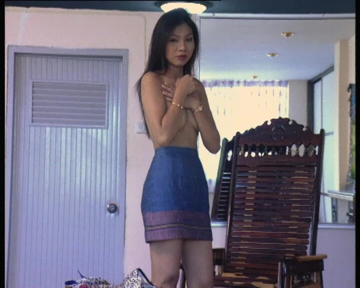 YOUR FIRST PORN: Schuechterne Asiatin Mit Taschenlampe - Shy Asian Woman with Flashlight Softclip