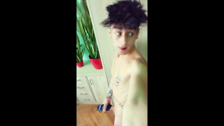 Idmir Sugary: Sborro sul calazzo usato del fratellastro mentre lui è nella doccia...