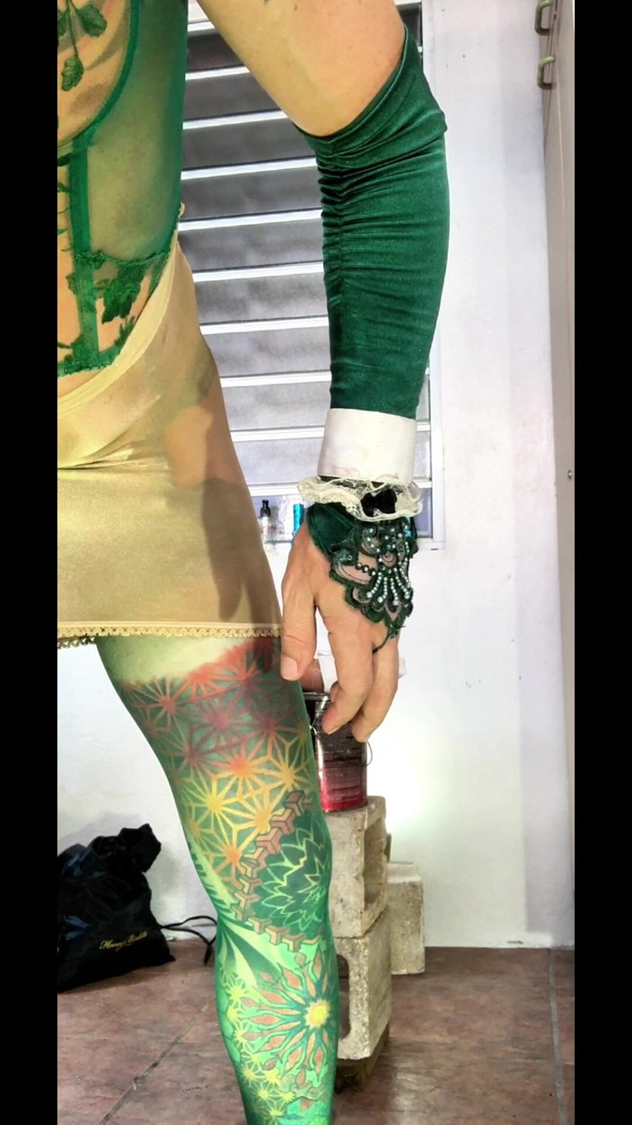 Benito414: Roztomilá zelená punčocha Shemale venkovní exhibice skákací pohled dildo anál