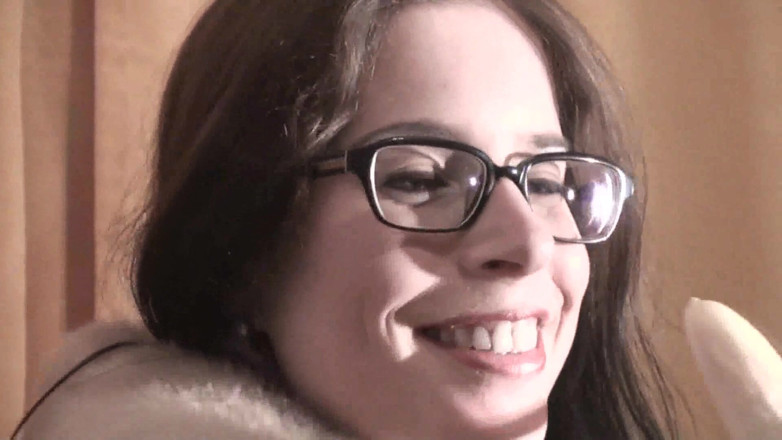 Femdom Austria: Spex morena falando sujo enquanto come banana
