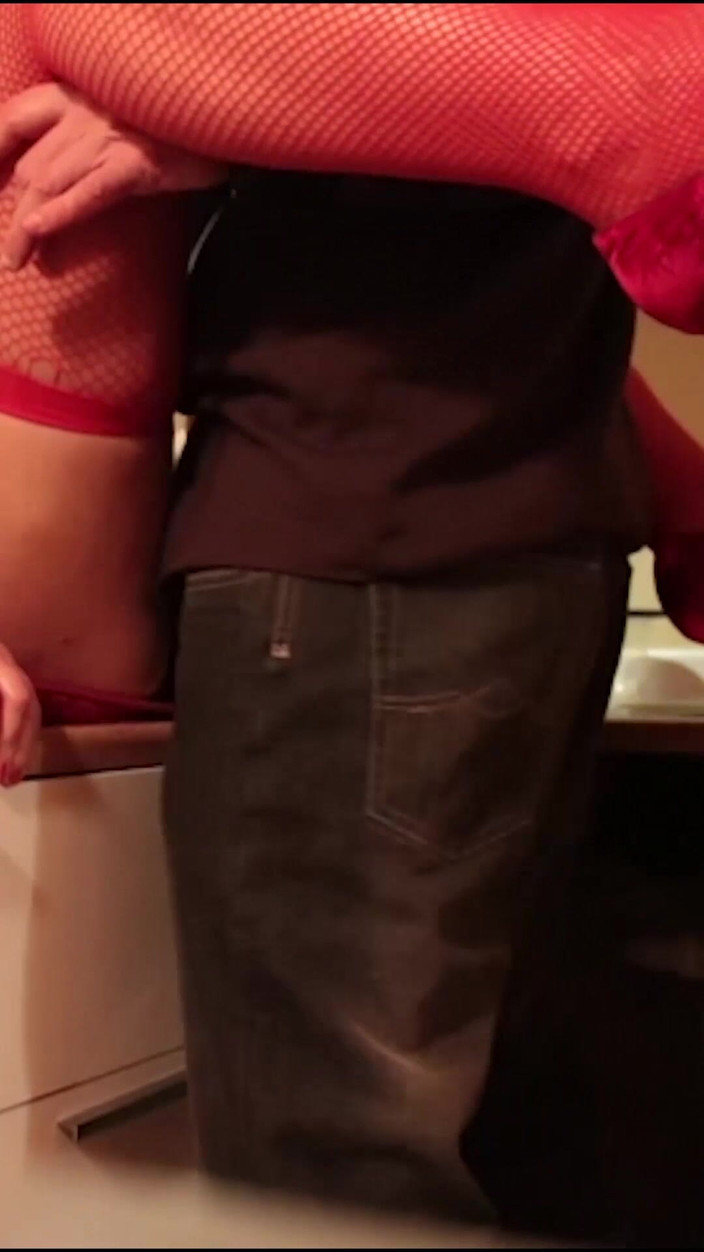 Mike Vonberg: Thật tuyệt khi đón năm mới với một con điếm xinh đẹp, phải...