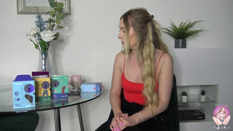 Brea Rose: Mở hộp đồ chơi thỏa mãn