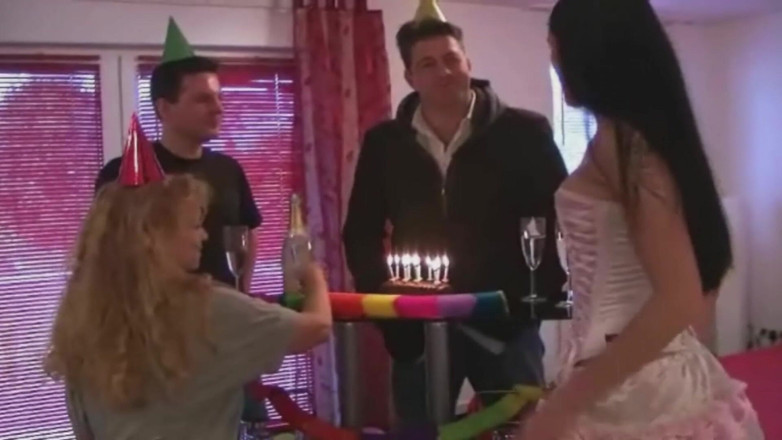 Videos Francaises: Diese zwei vollbusigen französischen schlampen wurden auf der geburtstagsfeier gefickt