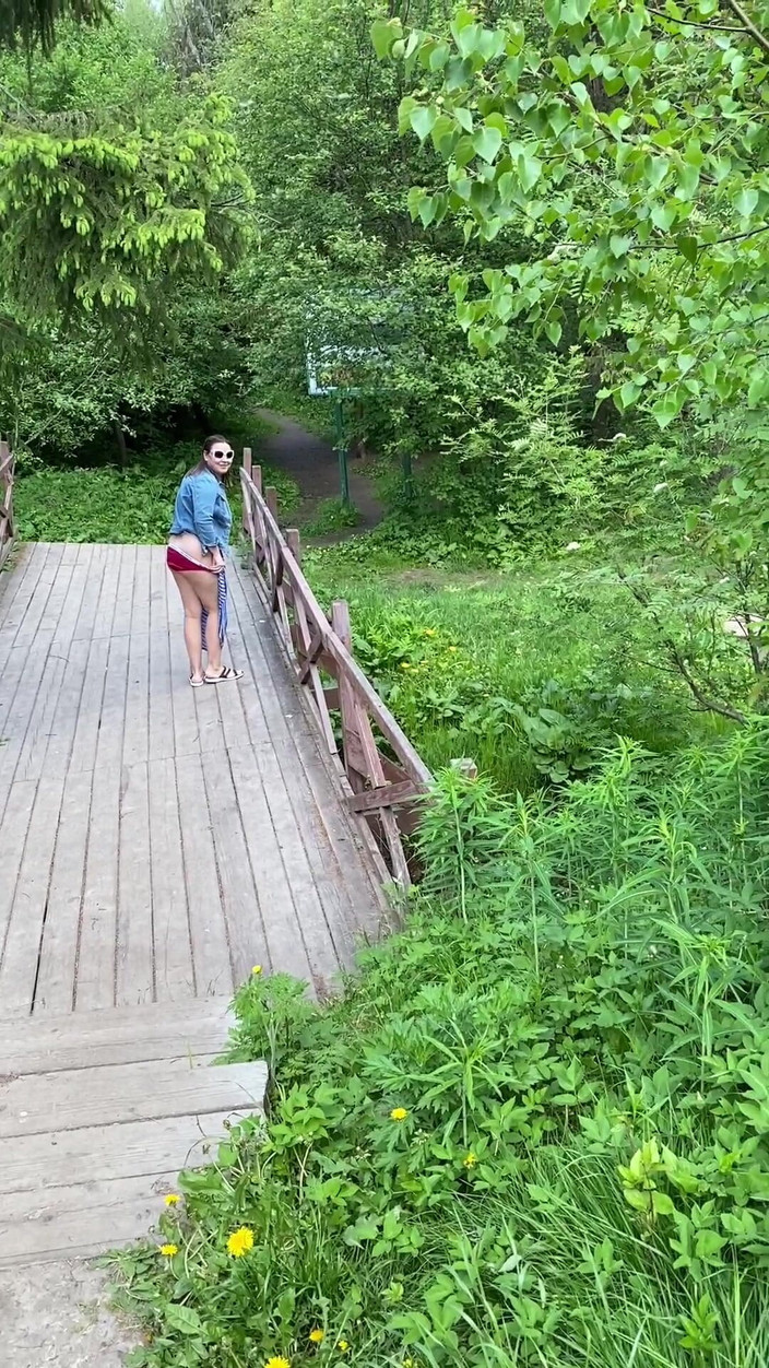 Ms Pee Piss: Berdiri kencing dari jembatan