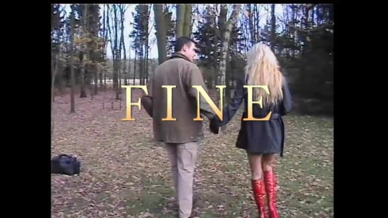 Out Sexxx: 大乳头和大阴蒂熟女在公园里撒尿并被射在靴子上