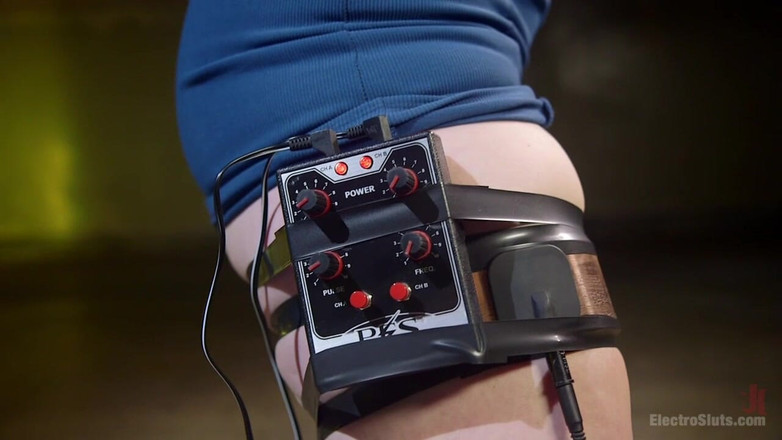 Electrosluts by Kink: La tosta electroslut Bella Rossi si sottomette alla calda femme...