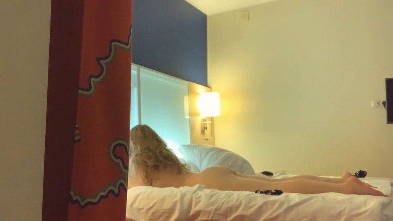 Juli_July: 技术派对女孩在黑暗中的疯狂性爱看起来像狂野的呻吟和尖叫