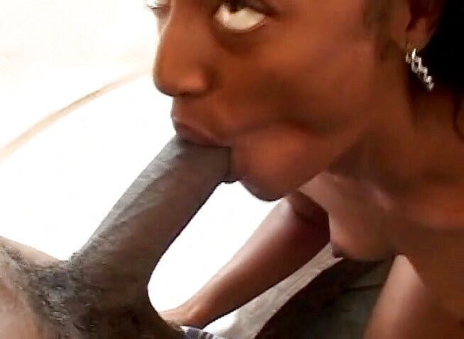 Dark Extreme: 娇小的黑人女郎和她的小阴户被大黑屌干