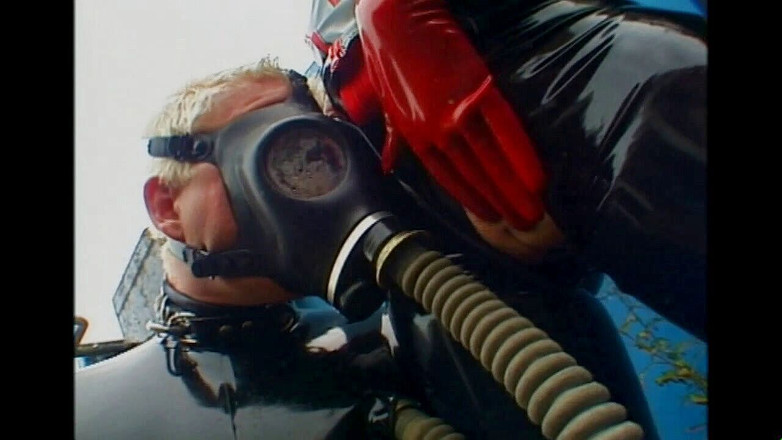 Absolute BDSM films - The original: Poesje likken in gasmasker vernederend