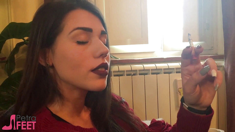 Smokin Fetish: Muhteşem esmer piliçle puro içiyor