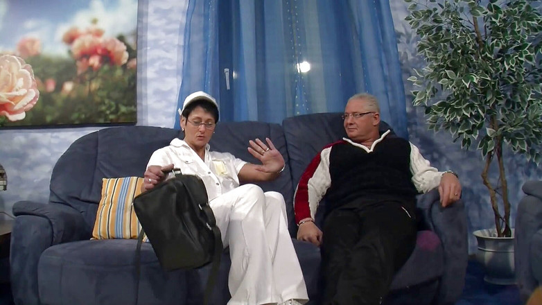 Mature Climax - 100% Mature Videos: Зріла медсестра спорожнює член старого перед тим, як її трахають