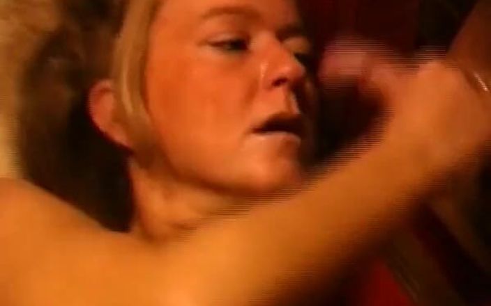 Busty German Sluts: Немецкая дама трахает пальцами, сосет член из глорихола