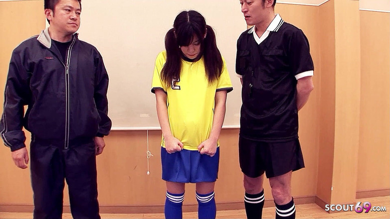 Asian porn collection: Ragazzina asiatica magra con figa pelosa scopata duro in trio