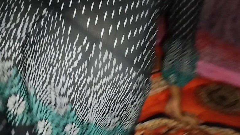 Deshi women: 쪼이는 보지를 가진 마을 소녀 야외 섹스 비디오, 인도 야외 섹스 비디오