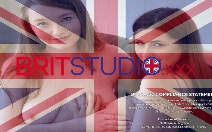 Brit Studio: Seksi İngiliz genç kız dizlerinin üstüne düşüyor ve yüze boşalmadan sonra yüzüne...