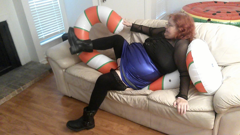 BBW nurse Vicki adventures with friends: Velká krásná sestřička Vicki se snaží rozmačkat její Candy Cane?