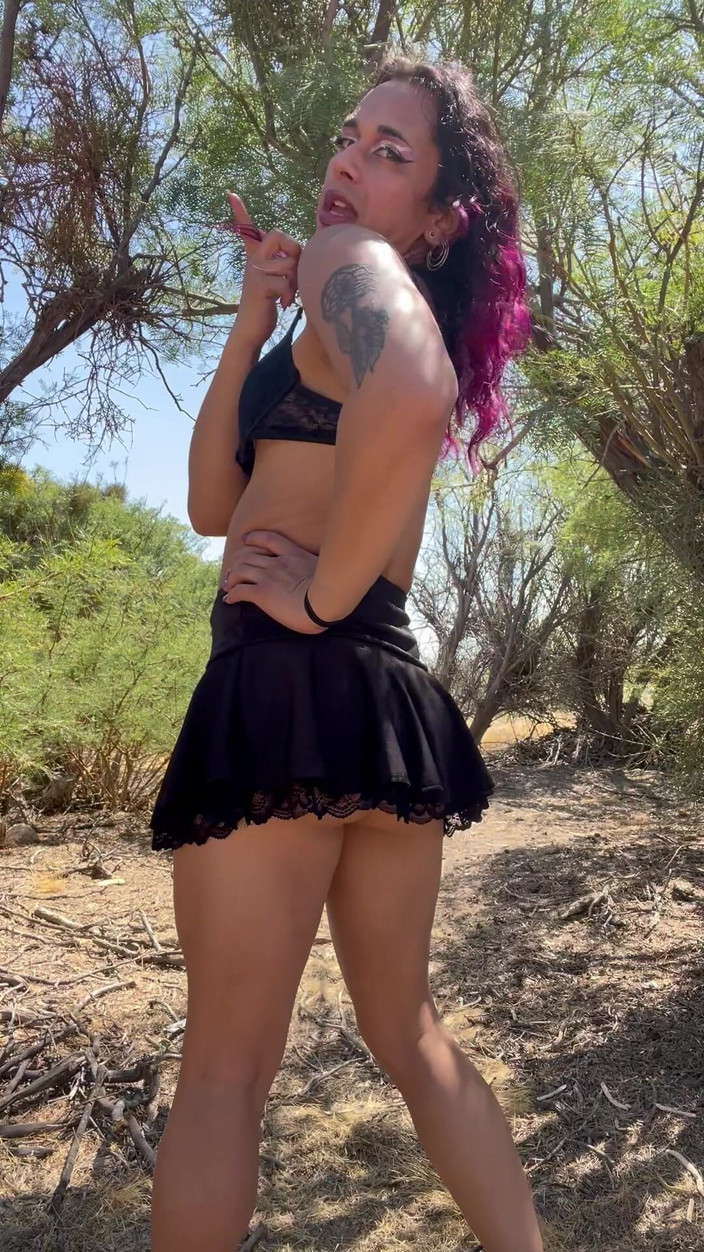 TSJade95: Trans la spogliarellista deserta si spoglia nuda all'aperto