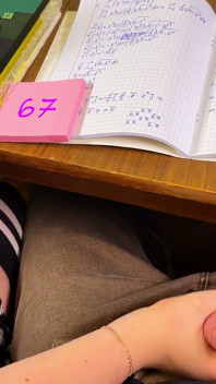 Üniversiteli kız 67 altı-yedi - matematik sırasında onu masanın altında azdırıyor. kol saatinde boşalma