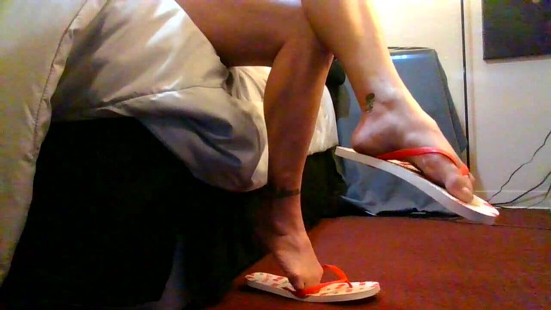 Abby Anna: ऊँची एड़ी के जूते पहनी टांगों को पार करना या खड़े फ्लिपफ्लॉप्स पर चलना