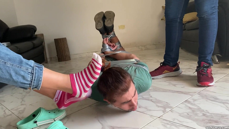 Selfgags femdom bondage: Erwischt beim blick auf ihren arsch